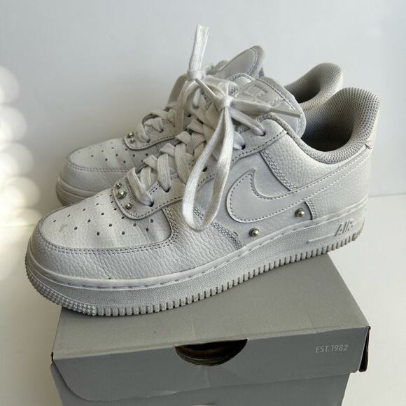 Nike Air Force 1 Low '07 SE in Pearl White - Picture 5 of 10